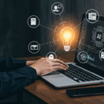 Pessoa estudando Inteligência Artificial com laptop e recursos de aprendizado ao redor