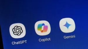 Montagem com logos de empresas de IA e a silhueta de um rosto humano, simbolizando as mentes e máquinas por trás da Inteligência Artificial.